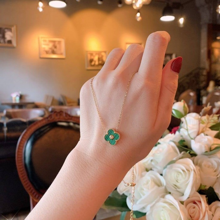 DÂY CHUYỀN CỎ BỐN LÁ XANH NHỤY ĐÁ TITAN VÀNG GOLD